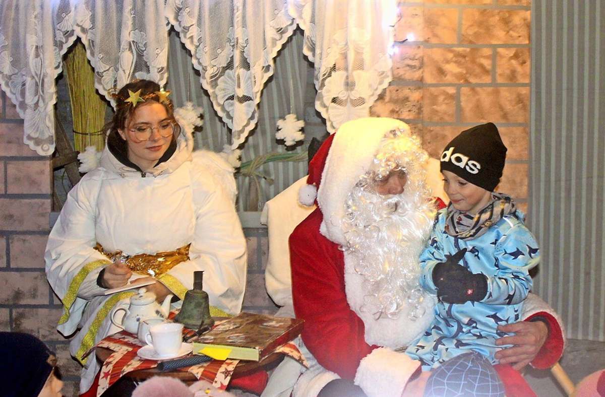 Der Weihnachtsmann stattete dem Herpfer Adventstreff am Samstag einen Besuch ab – sehr zur Freude aller Kinder. Foto: /Sabine Elze