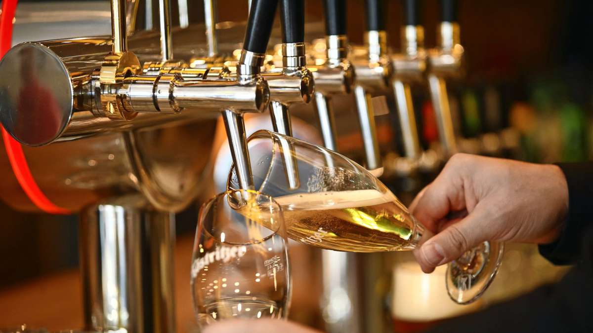 Erste Tische rausgestellt: Schock für Bier-Fans: Es wird wieder teurer