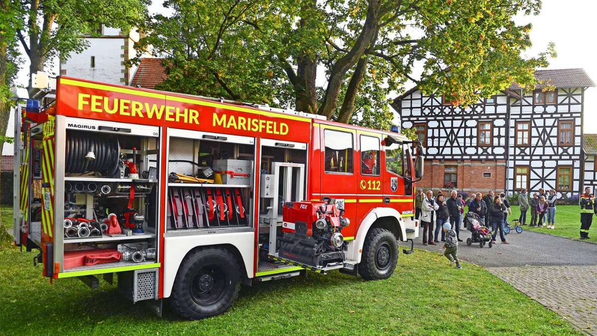 Freiwillige Feuerwehr Marisfeld: Pfarrer Lösch    segnet Löschfahrzeug