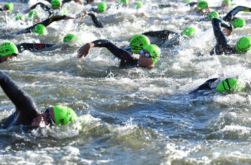 Gedränge: Triathleten unmittelbar nach dem Start beim Schwimmen. Foto: Imago/Zink