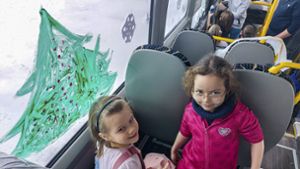 IOV: Kinder bemalen Linienbus mit Fingerfarben