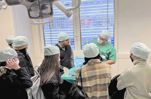 Einblicke in die Tätigkeiten im OP gibt es aus erster Hand in einem eigens freigeräumten Operationssaal. Foto:  