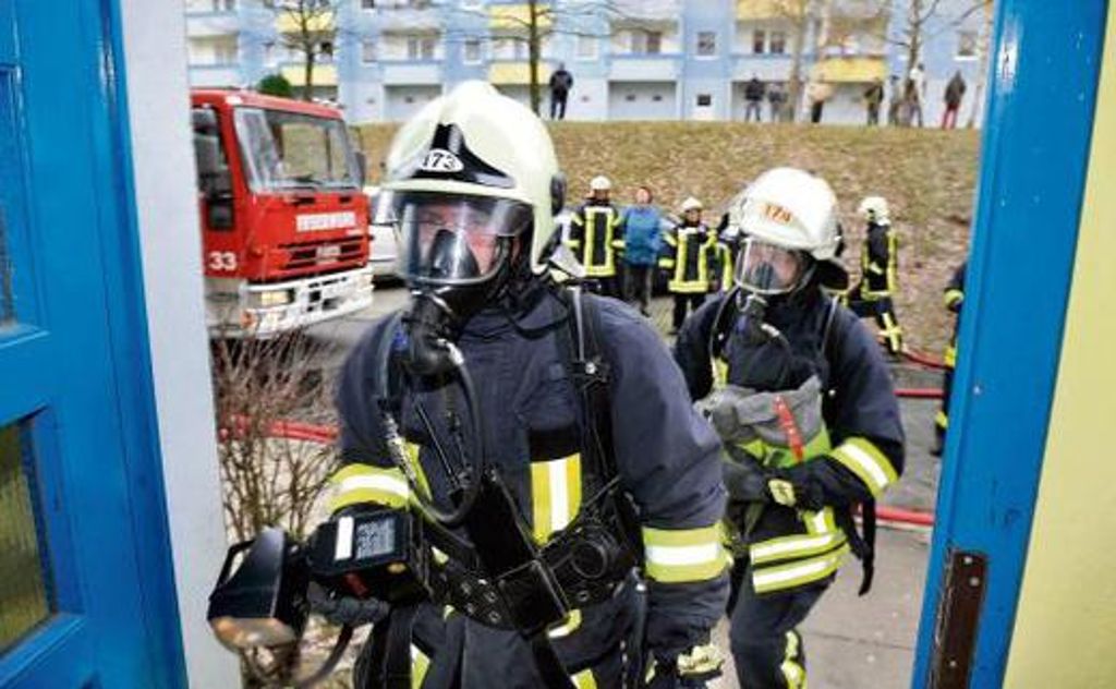 Mit schwerem Atemgerät gingen die Feuerwehrleute in das völlig verqualmte Haus. 	Fotos (3): Heiko Matz