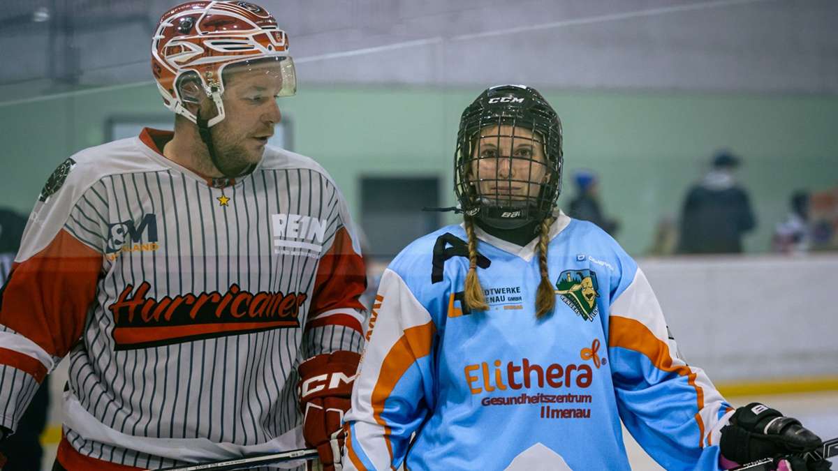 Eishockeyspieler mit Zöpfen: Untrügliches Zeichen dafür, dass ab dieser Saison in der Thüringenliga auch Frauen mitspielen dürfen –  zum Beispiel Sandra Schmitt (rechts) bei Ilmenau.