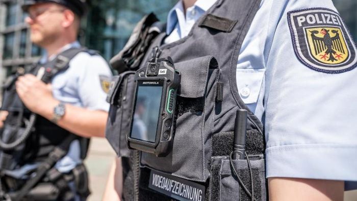 Linke Krawalle in Jena - Polizisten attackiert