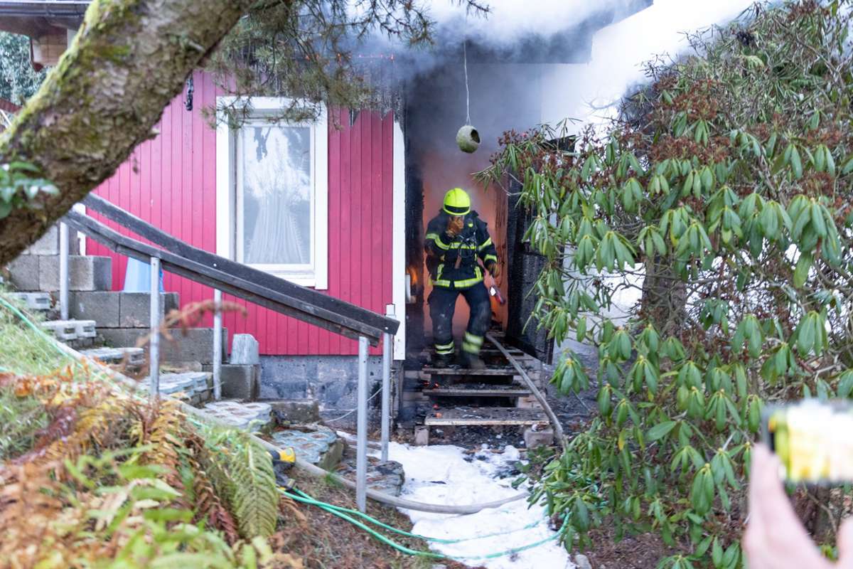 Am 29. November war das Gartenhaus in Suhl in Brand geraten. Die Feuerwehr barg eine Leiche aus dem Gebäude. Foto: Steffen Ittig