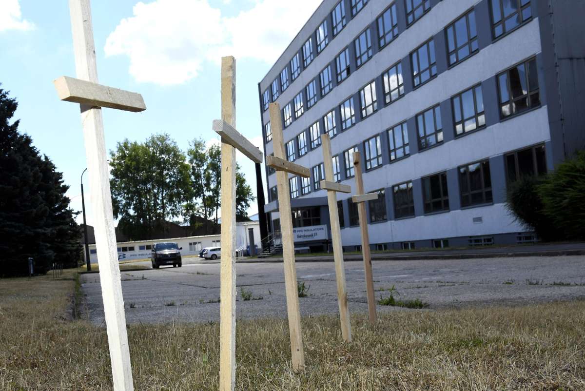 Mitarbeiter der Elektrokeramik Sonneberg protestieren mit Kreuzen, Kerzen und Plakaten gegen die Schließung ihres Werks.