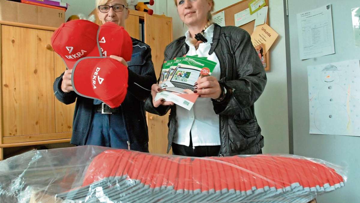 Ilmenau: Rote Kappen für einen sicheren Schulweg