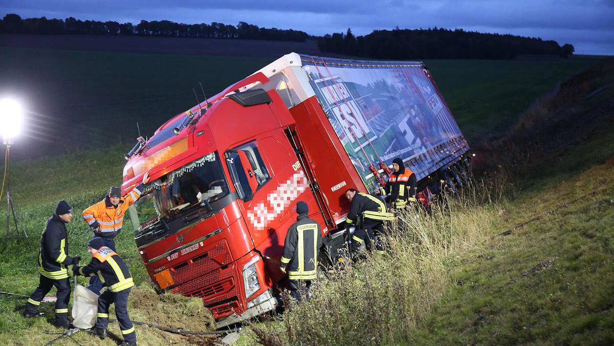 Thüringen: Laster rammt Schilderwagen auf Autobahn - ein Verletzter