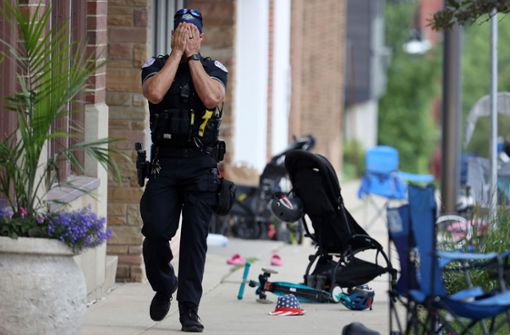 Man kann es nicht mitansehen: Ein Polizeibeamter aus Lake County reagiert emotional in der Innenstadt von Highland Park auf das Massaker. Foto: dpa/Brian Cassella