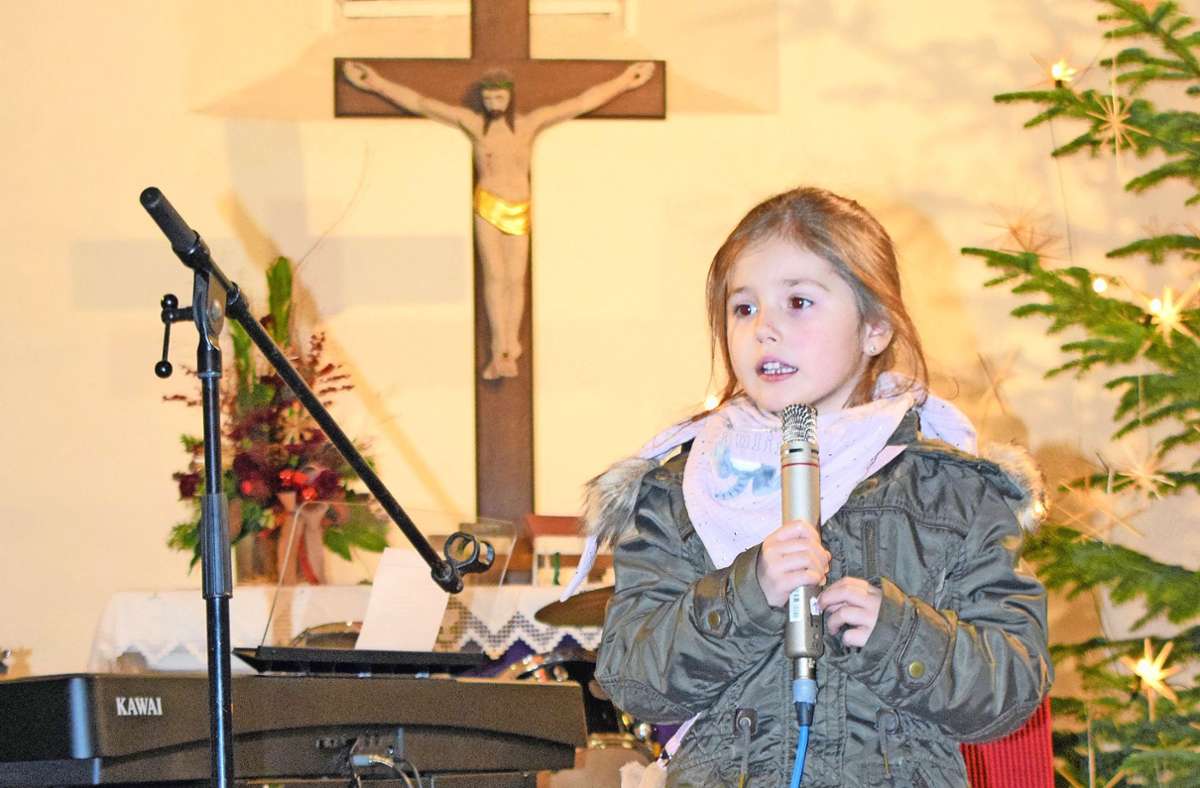 Wenn auch nicht am Beginn des Konzerts, so doch programmatisch: Die fünfjährige Paulina Gille aus Bad Salzungen brachte mit Bravour ihr „Kleines Lied vom Musizieren“ dar.
