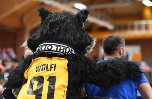 Gelebte freundschaftliche Konkurrenz: Suhls Maskottchen „Wolfi“ umarmt einen Betreuer der Italienerinnen. Foto: frankphoto.de/Bastian Frank