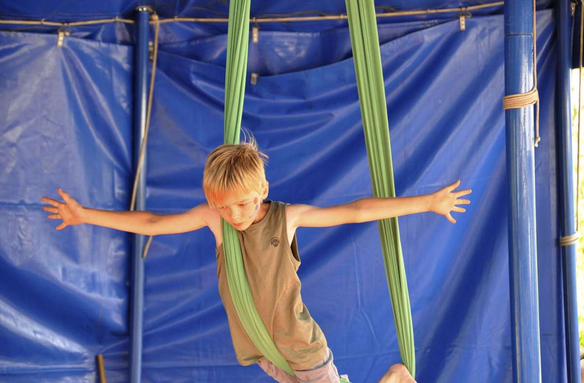 Mutig: Akrobatik mit dem Vertikaltuch unter der Zirkuszeltkuppe.