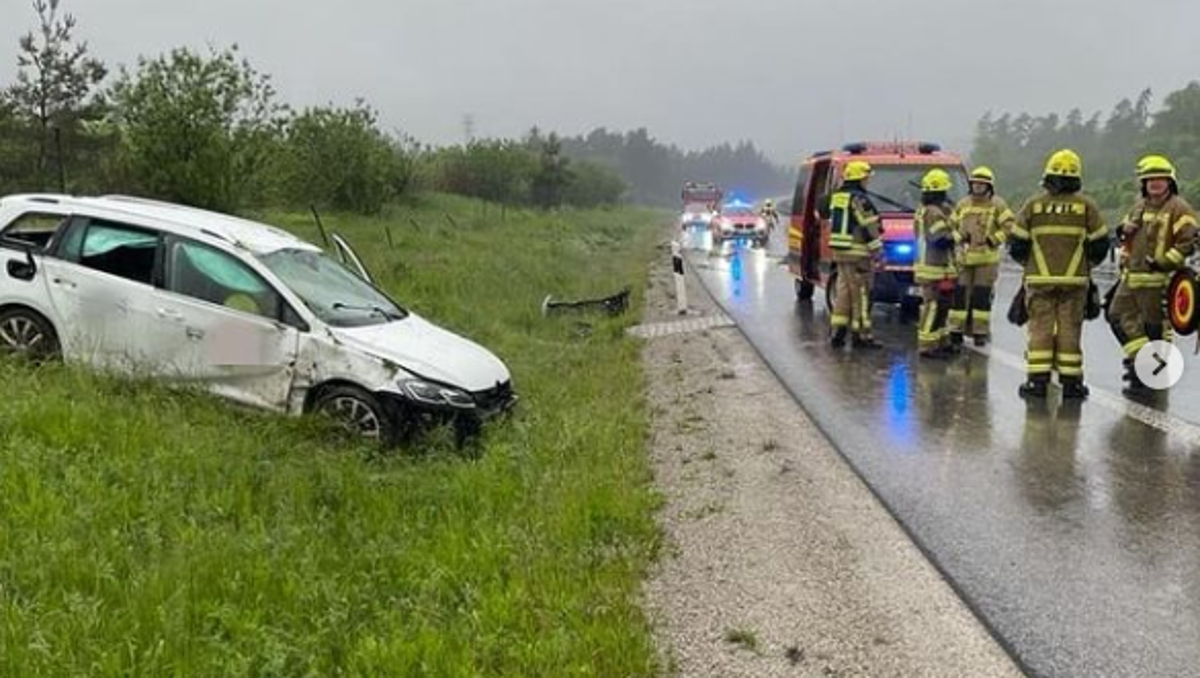 Zwei Verletzte: Auto überschlägt sich auf Autobahn 71