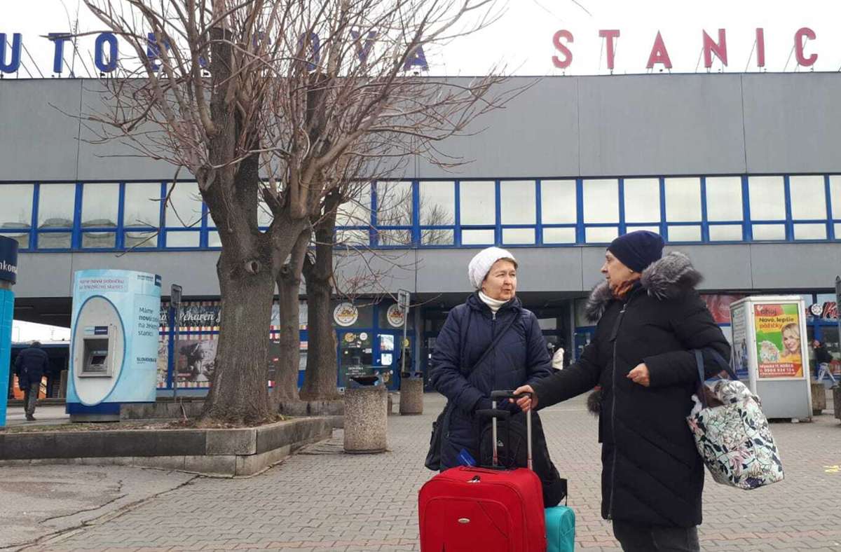 Die beiden Schwestern in Sicherheit in der Slowakei.