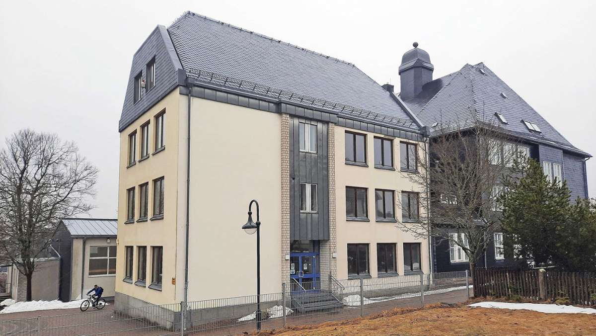 Bildung: Schule in Schmiedefeld gehört jetzt der Stadt