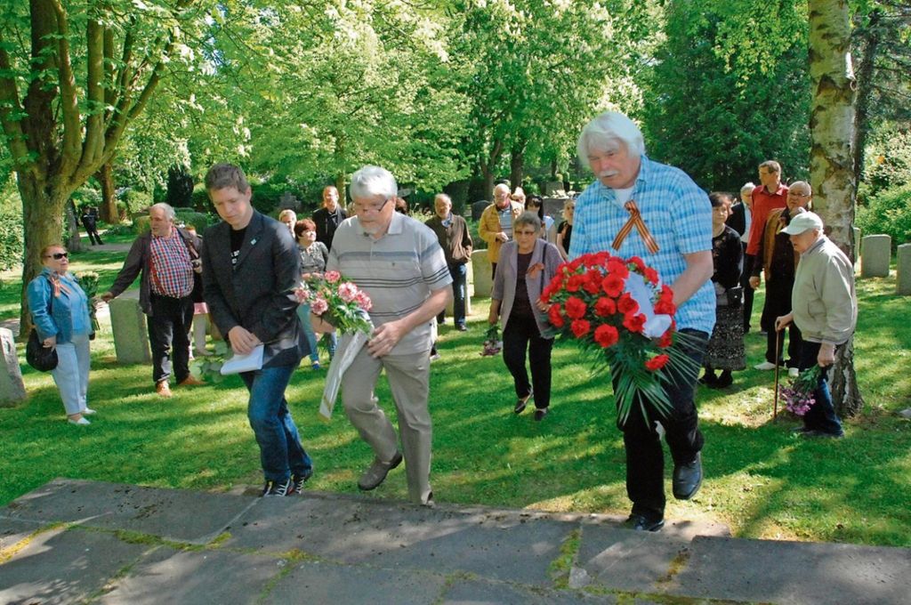 Christoph Macholdt (in Namen der Ilmenauer Jugend), Eberhard Dittmar (SPD) und Karl-Heinz Mitzschke (Linke) legten mit etwa zwei Dutzend Anwesenden Blumen auf dem Ilmenauer Friedhof nieder. Foto: b-fritz.de