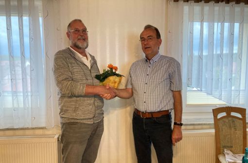 Bürgermeister Roland Ernst (rechts) dankte Bernd Adler für seine Bereitschaft, das Amt des Schiedsmanns fünf weitere Jahre zu übernehmen. Foto: Beate Funk