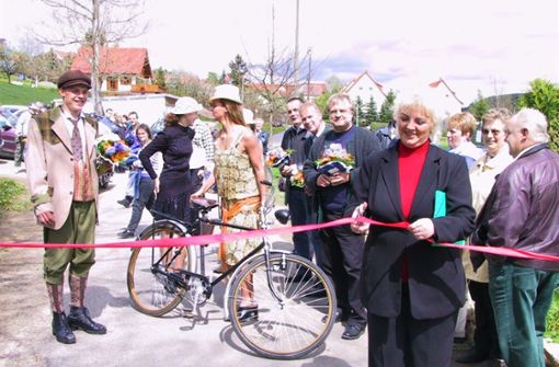Radweg-Einweihung 2003: Bürgermeisterin Liane Bach gibt die Trasse frei. Als erste wurden historisch ausstaffierte junge Radler  auf die Strecke geschickt. Foto: /Jürgen Glocke