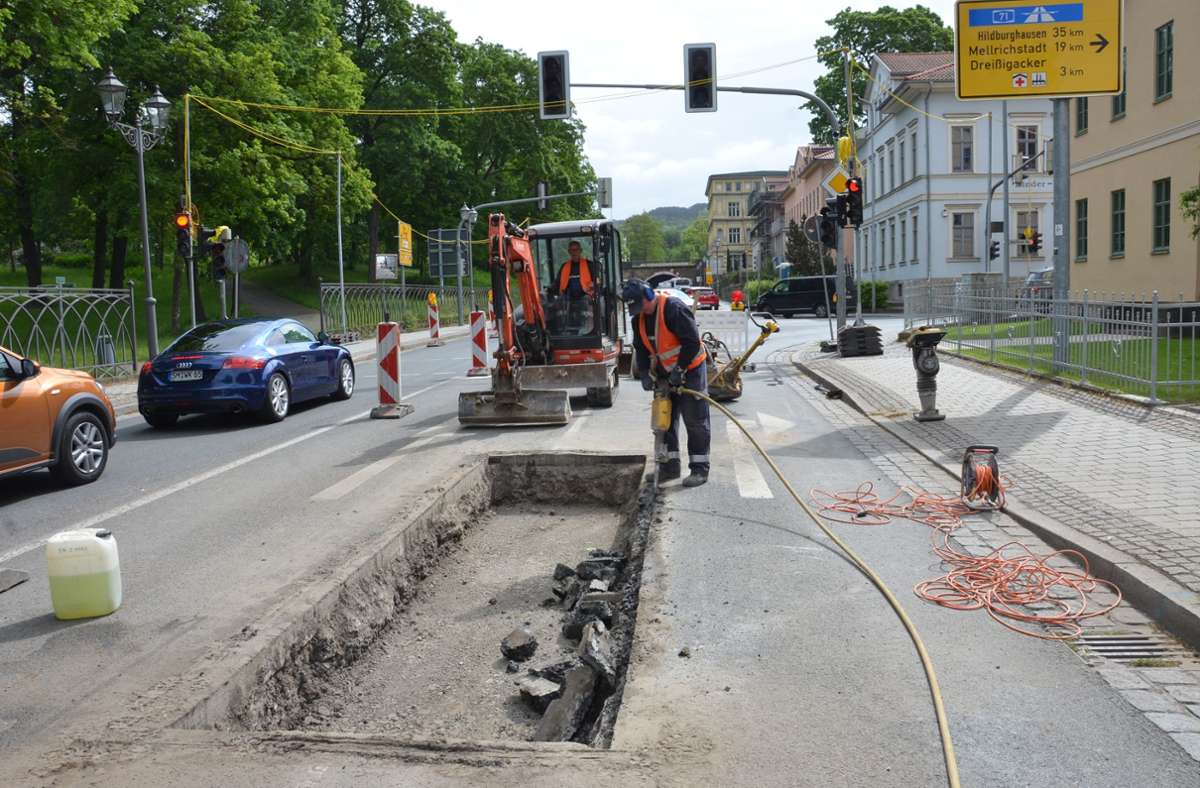 Mitarbeiter der Baufirma Spie reparieren ein Stück der Straßendecke in der Marienstraße in Meiningen. Foto: /Marko Hildebrand-Schönherr