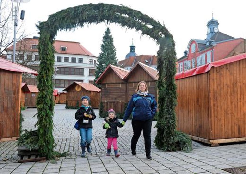 Kathrin Henne ging mit Elias und Selina schon mal über den Weihnachtsmarkt und durchschritt dabei auch den Reisig-Bogen aus Vesser.	Foto: frankphoto.de