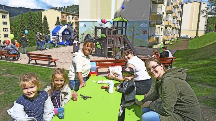 Spielplatz übergeben: Gewo-Kindertagsgeschenk mit Aussicht