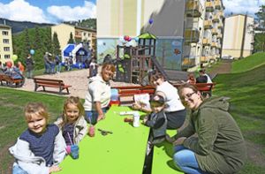 Glückliche Kinder und Eltern in der Suhler Robert-Koch-Straße. Dort ist der sanierte Kinderspielplatz eingeweiht worden. Foto: /Karl-Heinz Frank