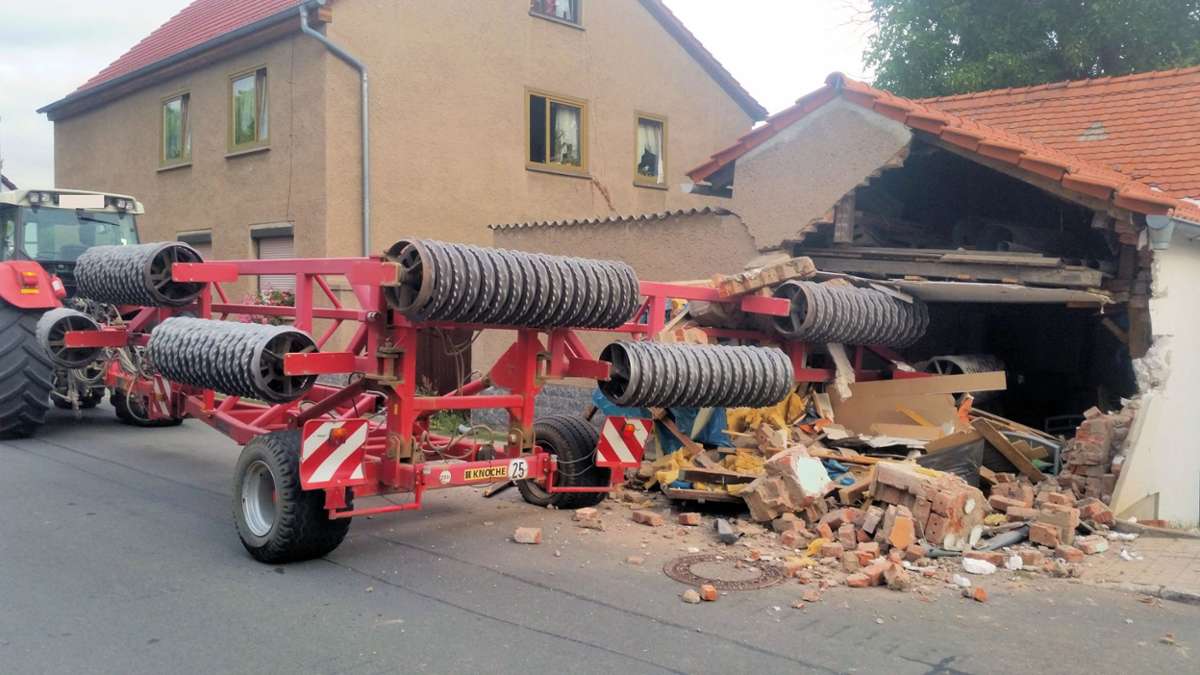 Thüringen: Traktor reißt riesiges Loch in Gebäude und weckt 36-Jährigen