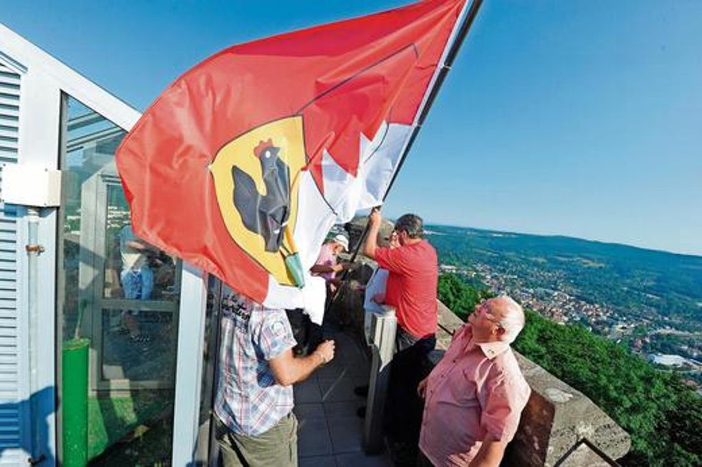 Der Wind meinte es gut mit der Henneberg-Franken-Fahne: Die Flagge hing nicht schlaff am Mast, sondern flatterte sichtbar am Bismarckturm. 	Foto: frankphoto.de Quelle: Unbekannt