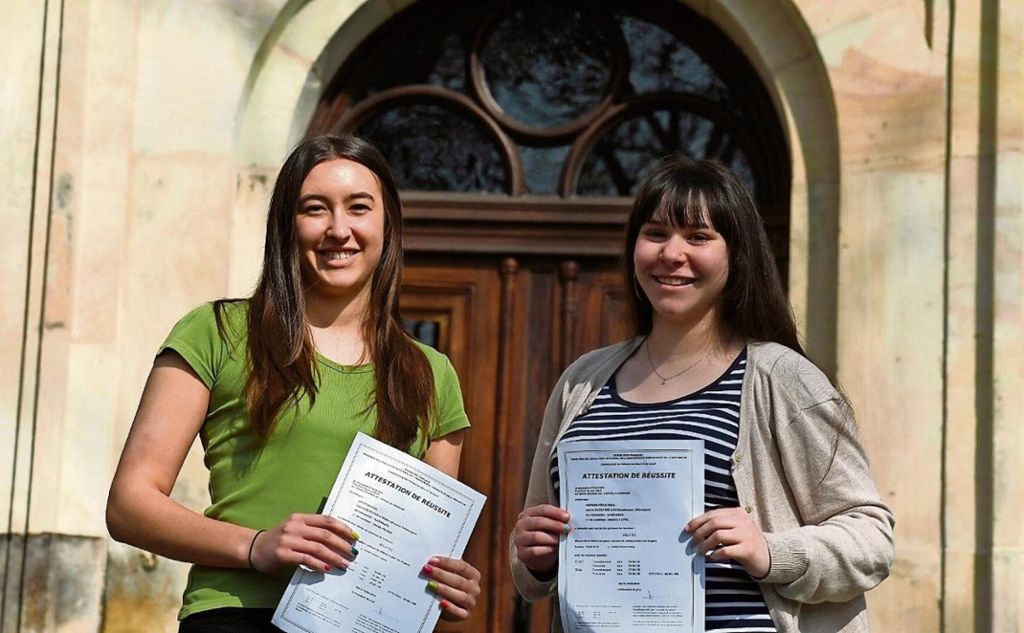 Victoria Sittig (links) und Maria Ferrerà Feria halten ihre Zertifikate in den Händen. Victoria hat die Stufe B2 abgelegt, Maria die A2. Foto: frankphoto.de Quelle: Unbekannt