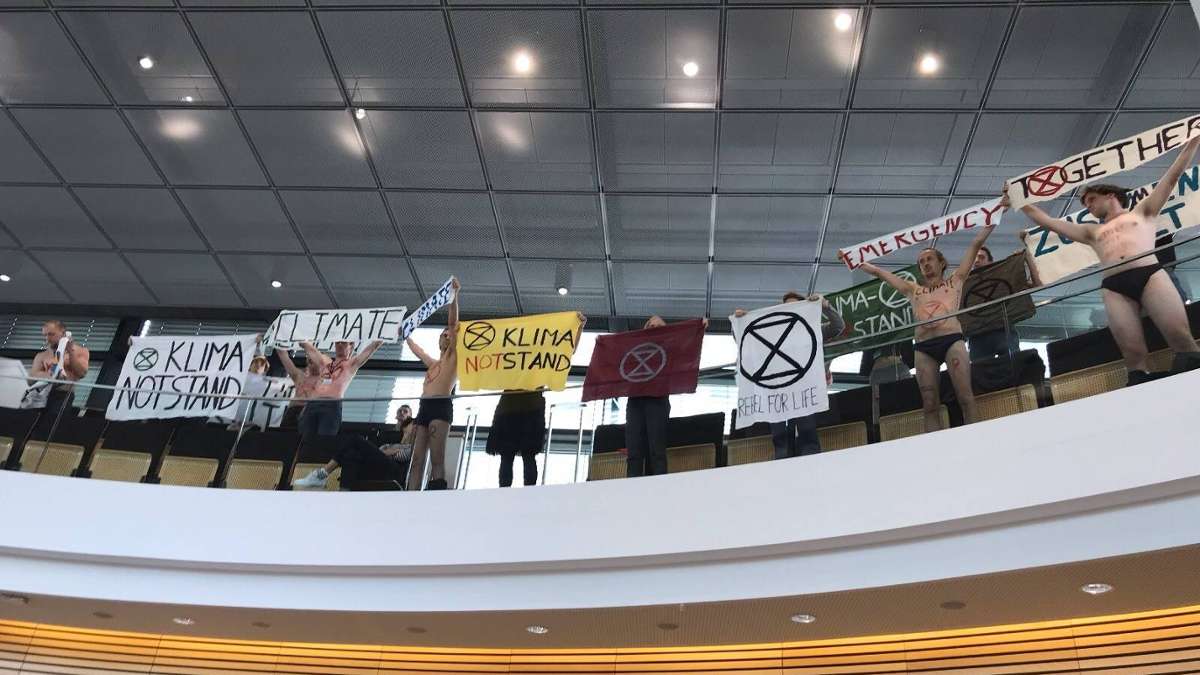 Thüringen: Nackter Klimaprotest im Landtag