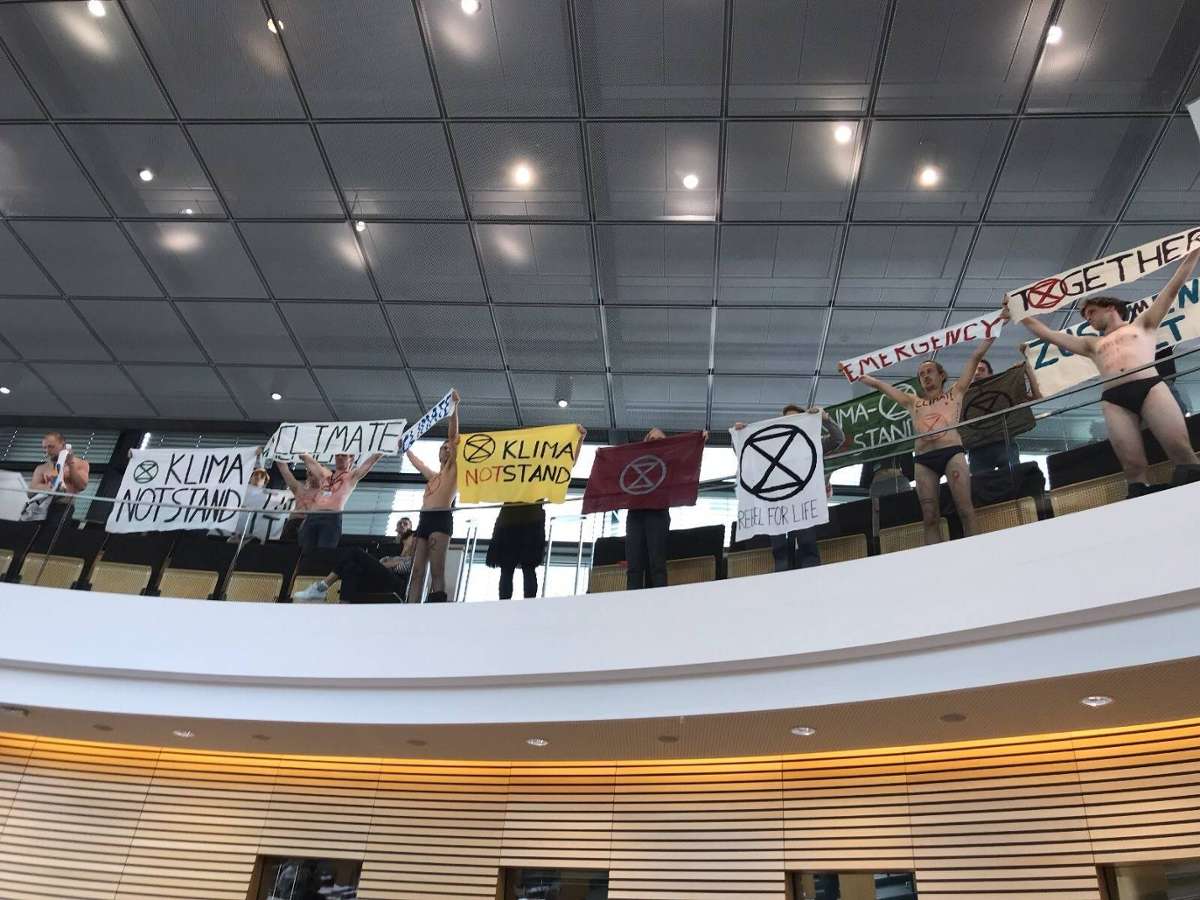 Nackter Protest im Thüringer Landtag: Aktivisten fordern mehr Klimaschutz. Foto: A. Rothe-Beinlich