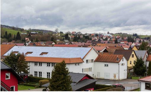 Die Fotovoltaik-Anlage auf der Viernauer Mehrzweckhalle gehört nun  der Kommune. Sie liefere noch 80 Prozent ihrer Ausgangsleistung vor zwei Jahrzehnten. Foto: Sascha Willms