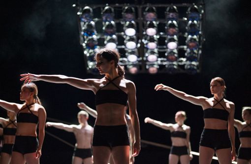 Szenen aus der Ballett-Choreografie „Identitas“ von Alfonso Palencia – Menschen auf der Suche nach ihrer Identität Foto: / Hölting/LTE