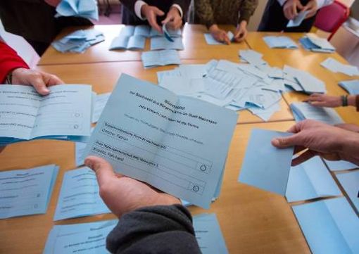 Wahlhelfer zählen am 6. Mai 2012 in einem Wahllokal in Meiningen die abgegebenen Stimmen aus. Foto: ari