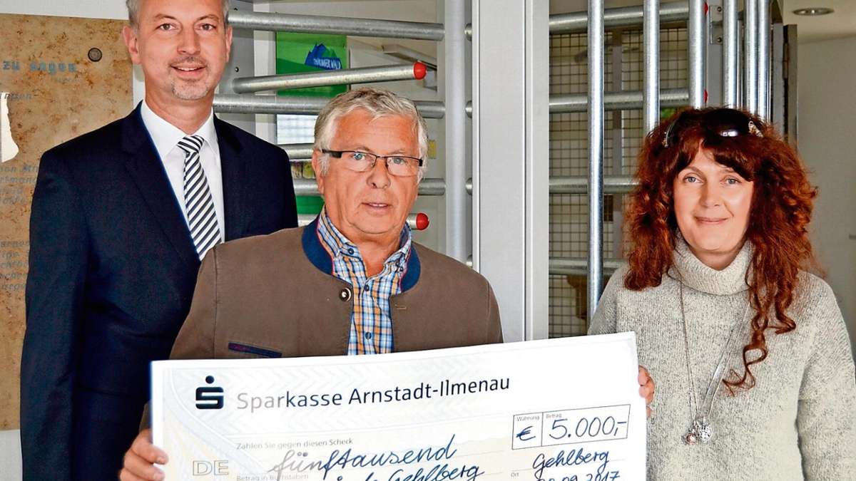 Ilmenau: 5000 Euro von der Sparkasse für Drehkreuz auf dem Schneekopf