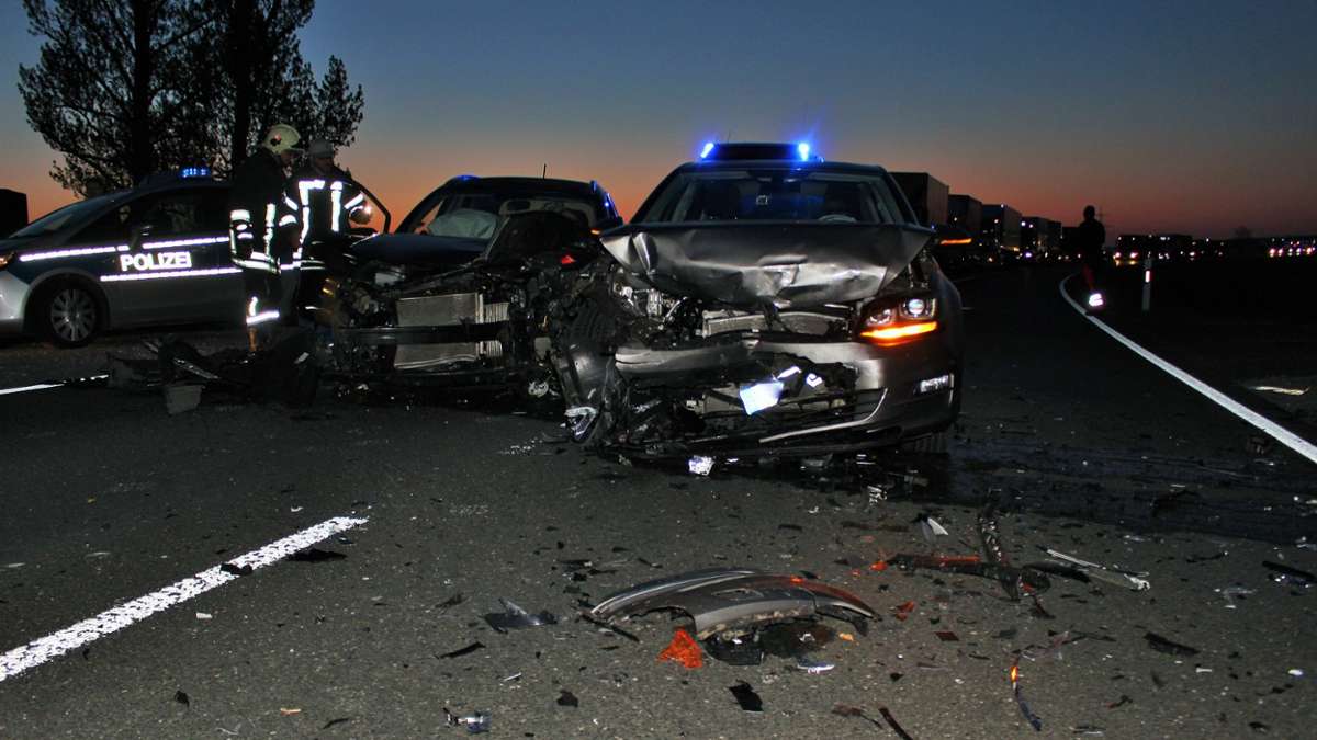 Thüringen: Autos krachen frontal zusammen - zwei Leichtverletzte