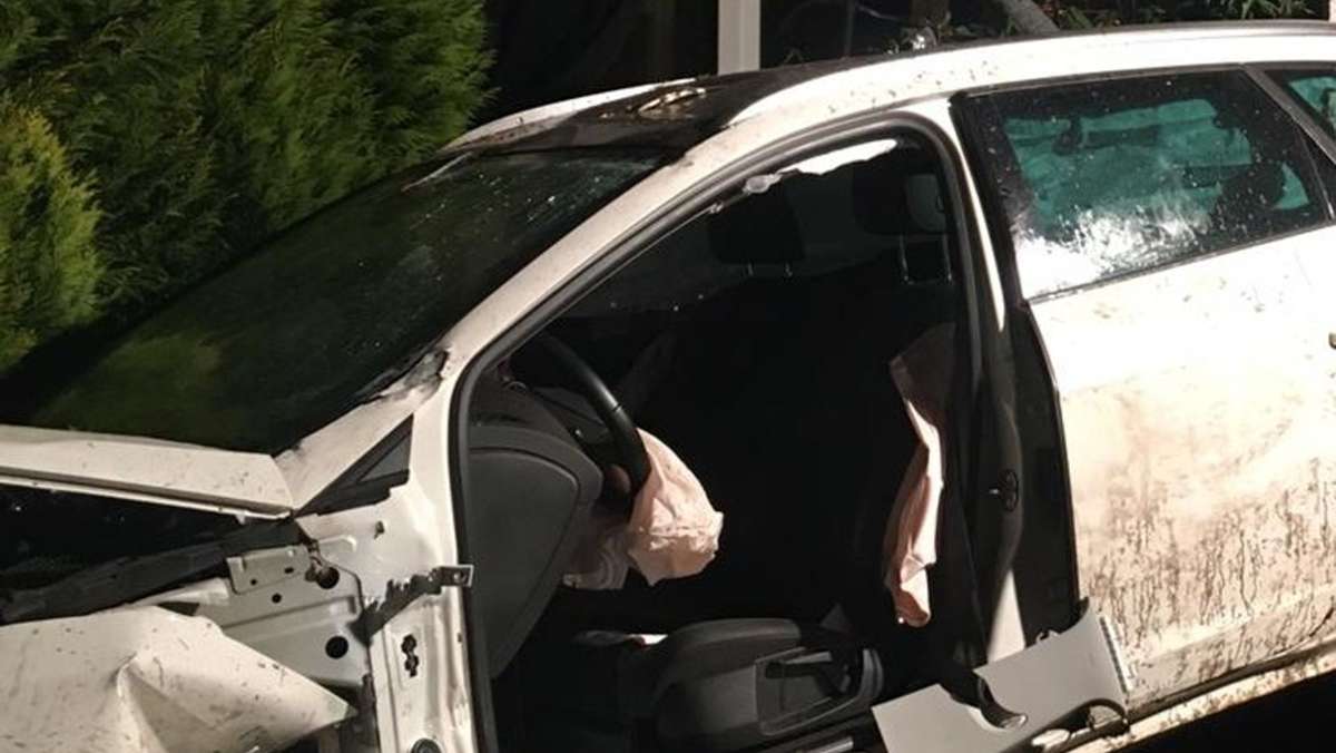 Kontrolle über Wagen verloren: 37-jähriger Autofahrer kracht mit Wagen in Haus