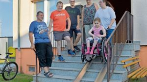 Vier Feuerwehrmänner mit Herz bauen Rollstuhlzufahrt für Pia