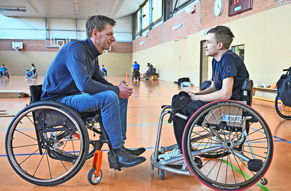 Hannes Reich (r.) ist  der Einzige im Rollstuhl an seiner Schule. Stiefvater Benjamin Haase  hat für Familie und Freunde eigene Rollstühle angeschafft, um mit Hannes gleichauf zu sein.