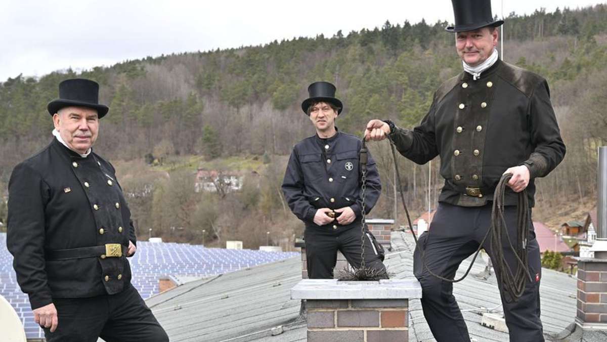Schornsteinfeger-Jubiläum: Seit 30 Jahren mit guter Laune auf dem Dach