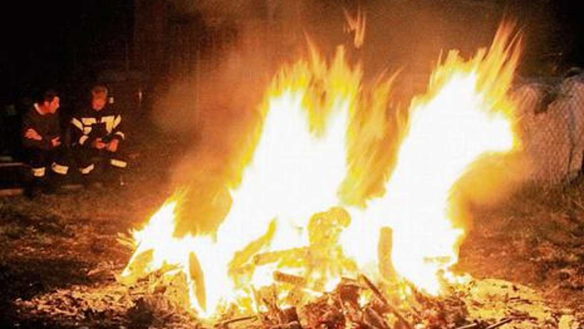Ilmenau: Dreist: Teenager schubst 60-Jähige bei Weihnachtsbaum-Verbrennung die Treppe runter