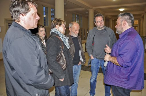 Bürgermeister Fabian Giesder (im Bild rechts) sprach am Rande der Stadtratssitzung mit Vertretern der Bürgerinitiative zur Rettung des Strupp-Waldes. Foto:  