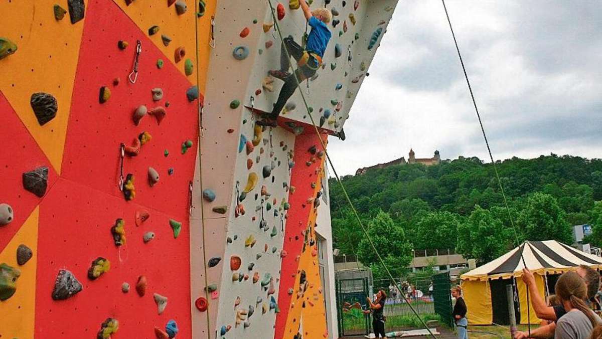 Thüringen: Kinderfest-Kletterwand kippt um: Zehnjährige stürzt aus acht Metern Höhe