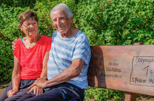 Seit 62 Jahren verheiratet: Herbert Kirchner und seine Frau Brigitte. Beide sitzen auf einer Bank, die dem Biathlon-Pionier zum 80. Geburtstag  von langjährigen Mitstreitern geschenkt wurde. Mit der Ankündigung: Zum 90. gibt es die nächste Sitzgelegenheit aus Holz. Foto: Gerhard König