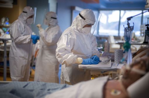 Die Neuansteckungen mit dem Corona-Virus häufen sich nun wieder. In den Krankenhäusern im Landkreis ist noch keine neue Zuspitzung der Lage erkennbar (Symbolfoto). Foto: dpa/Domenico Stinellis