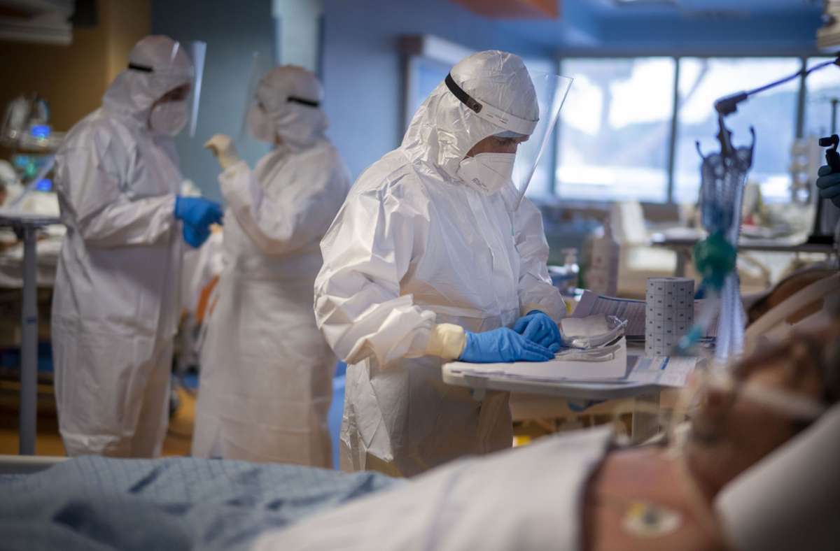 Die Neuansteckungen mit dem Corona-Virus häufen sich nun wieder. In den Krankenhäusern im Landkreis ist noch keine neue Zuspitzung der Lage erkennbar (Symbolfoto). Foto: dpa/Domenico Stinellis