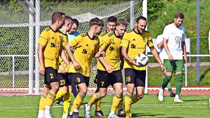 Fußball in Sonneberg: Warum schwarz-gelbe  Gastgeber  schläfrig wirken