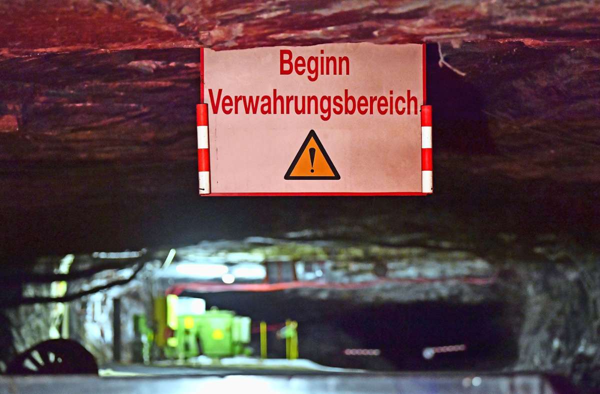 Ein Schild mit der Aufschrift Beginn Verwahrungsbereich hängt an der Decke im Bergwerk. Foto: dpa-Zentralbild