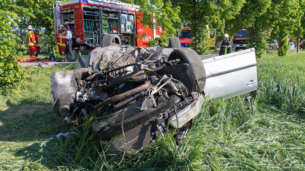Ilmenau: Auto kommt von Straße ab - fünf Schwerverletzte